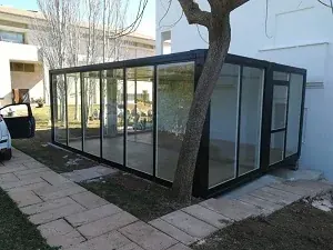 Caseta prefabricada acristalada