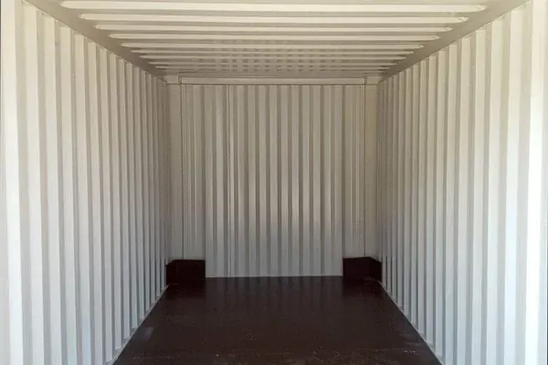 Interior del contenedor de 15 pies