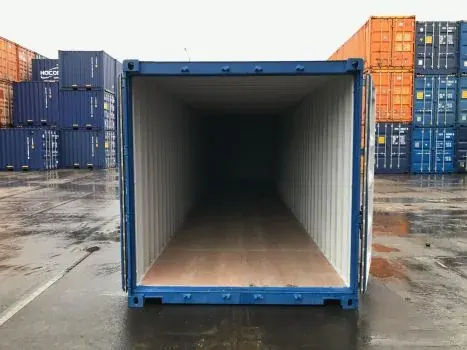 Interior de contenedor marítimo preparado para almacenaje