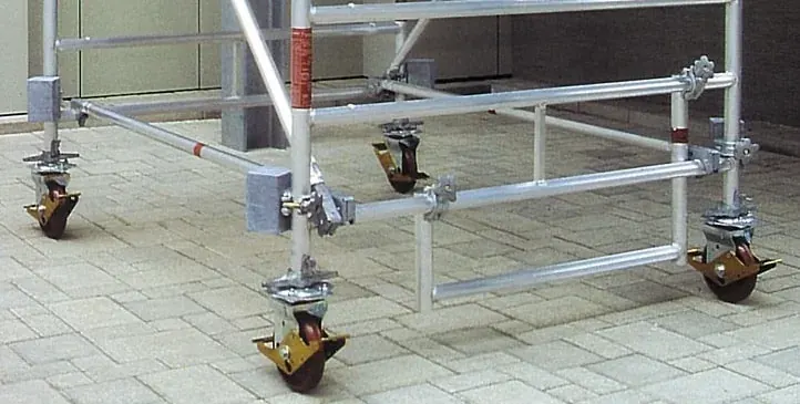 Detalle de rueda con freno para torre de aluminio Layher