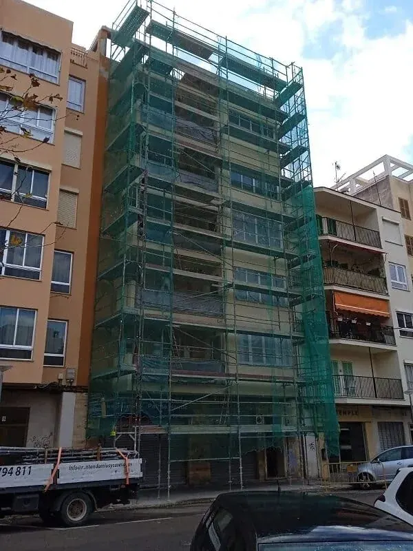Rehabilitación de fachada con andamios - servicio en Mallorca